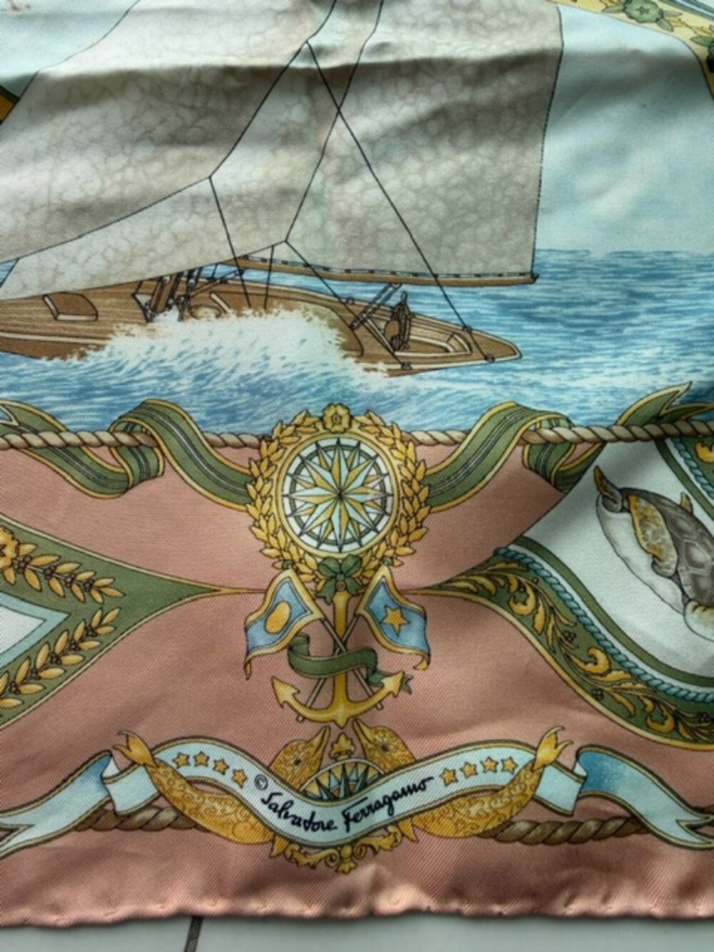 Rare Gorgeous Silk Salvatore Ferragamo scarf - Picture 4 of 5